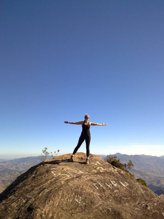 No topo da Pedra do Baú, na região de Campos do Jordão - SP